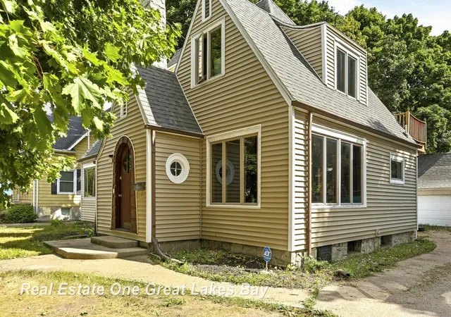 Photo 2 of Single family home for sale at 1841 Gratiot Ave, Saginaw, MI 48602 | MLS# 50219933 | Listing updated on 2026-08-27