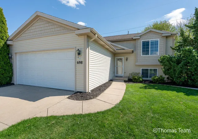 Photo 3 of Sale Pending at 698 Silver Brk Dr, Grand Rapids, MI 49548 | MLS# 70529083 | Listing updated on 2026-05-08