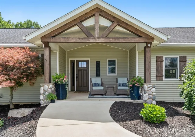 3rd image of 817 Pheasant Ridge Dr, Hastings, MI 49058 | MLS# 70540345