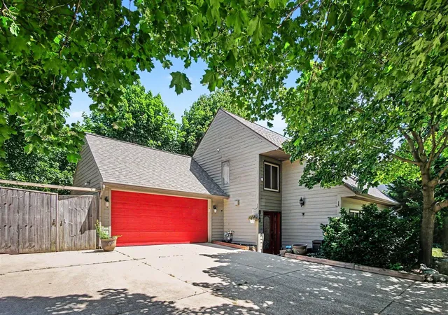 Photo 3 of Sale Pending at 813 Tierra St, Grand Rapids, MI 49508 | MLS# 70539151 | Listing updated on 2026-08-22