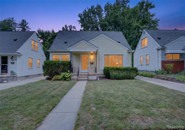 1st image of 326 Walnut Ave, Royal Oak, MI 48073 | MLS# 61021977