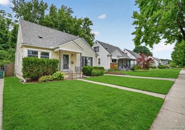 2nd image of 326 Walnut Ave, Royal Oak, MI 48073 | MLS# 61021977
