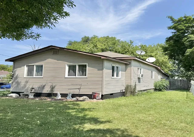 Photo 2 of Single family home for sale at 405 Mcgraw St, Bay City, MI 48708 | MLS# 50216775 | Listing updated on 2026-07-31