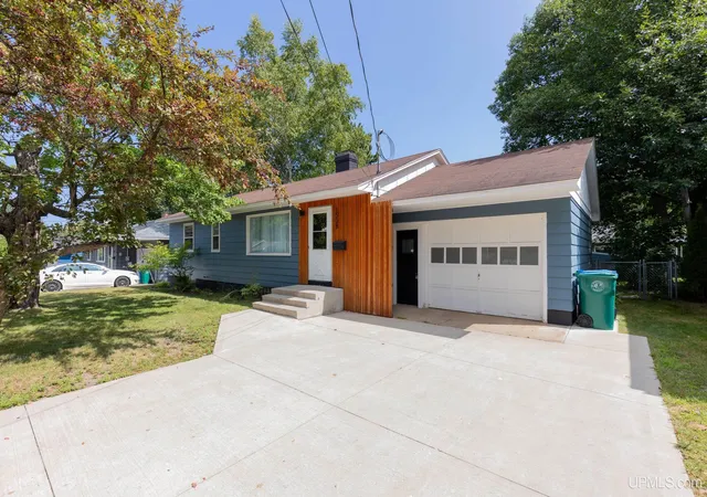 2nd image of 1508 Lincoln Ave, Marquette, MI 49855 | MLS# 50219526