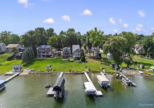 Photo 3 of Single family home for sale at 1424 W Oakley Park Rd, Commerce Twp, MI 48390 1141 | MLS# 61025731 | Listing updated on 2026-08-31