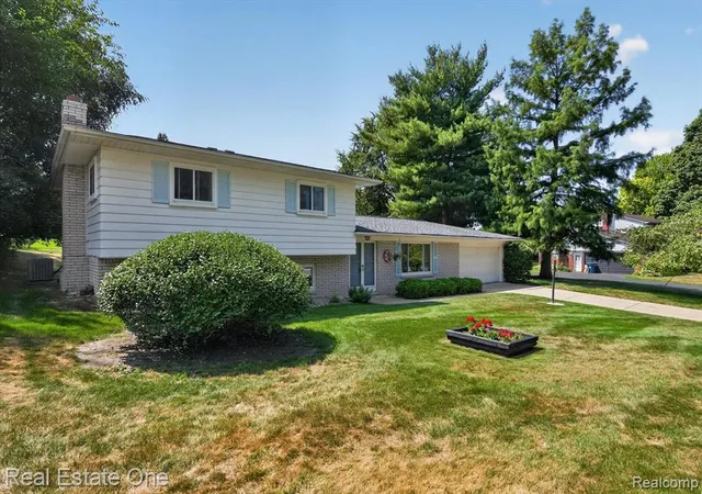 2nd image of 219 Allen Lake Dr, White Lake, MI 48386 2406 | MLS# 61023348