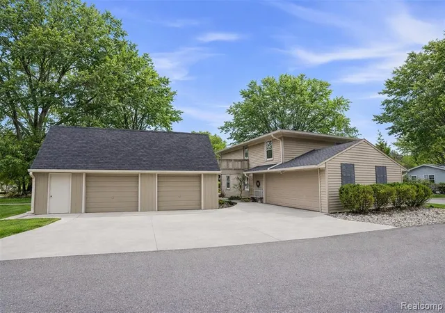 Homes for sale in Pinckney, MI | 5370 Edgelake Dr, Pinckney, MI 48169 | MLS# 60993362