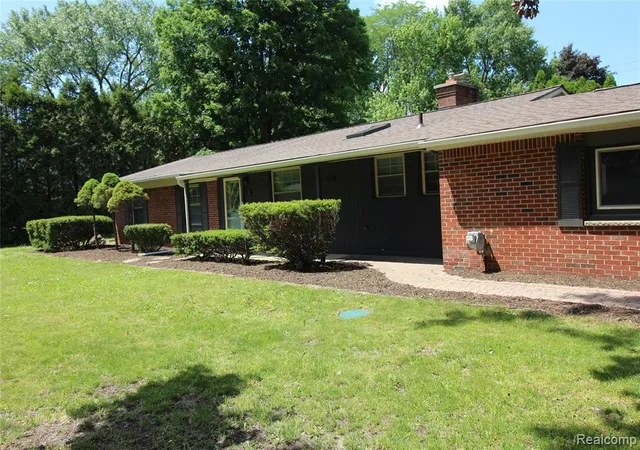 Photo 3 of Single family home for sale at 1239 Ashover Dr, Bloomfield Hills, MI 48304 1105 | MLS# 61023545 | Listing updated on 2026-09-13