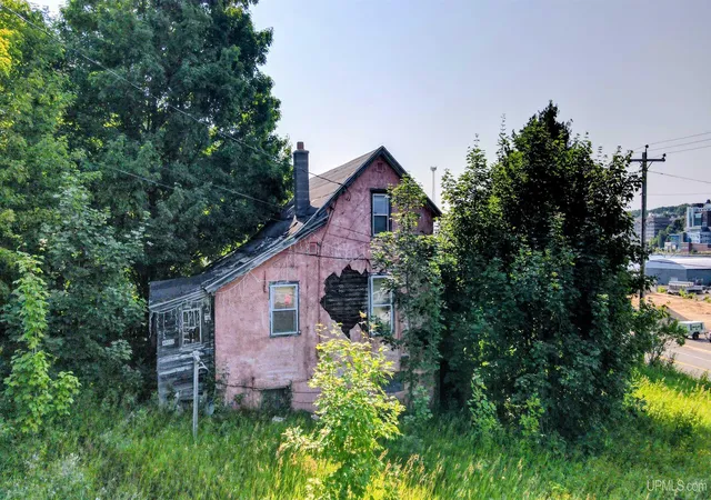 Photo 1 of Single family home for sale at 49032 Military Rd, Hancock, MI 49930 | MLS# 50218033 | Listing updated on 2026-08-11