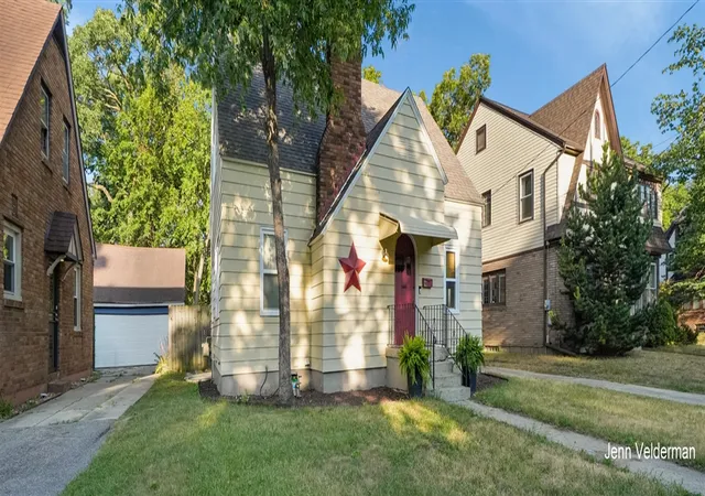 Photo 3 of Sale Pending at 1236 Benjamin Ave, Grand Rapids, MI 49506 | MLS# 70547686 | Listing updated on 2026-08-31