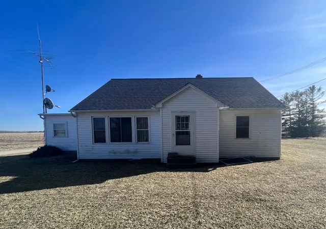 Homes for sale in Pinconning, MI | 1066 E Pinconning Rd, Pinconning, MI 48650 | MLS# 50104672