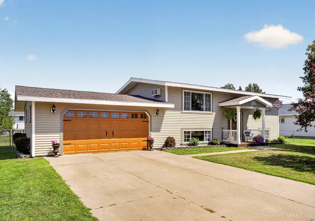 Photo 3 of Single family home for sale at 1710 Glenwood Ln, Ishpeming, MI 49849 | MLS# 50218717 | Listing updated on 2026-08-25