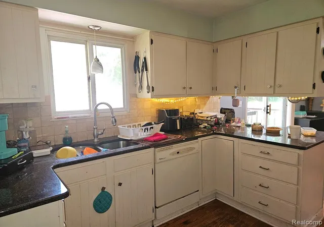 Photo 3 of Sale Pending at 6172 W Court St, Flint, MI 48532 | MLS# 60330745 | Listing updated on 2025-06-17