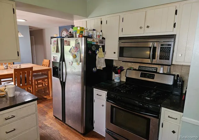 Photo 4 of Sale Pending at 6172 W Court St, Flint, MI 48532 | MLS# 60330745 | Listing updated on 2025-06-17