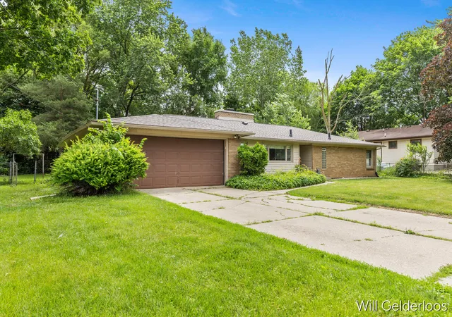 Photo 2 of Single family home for sale at 1938 Woodlawn Ave, Grand Rapids, MI 49506 | MLS# 70540265 | Listing updated on 2026-07-21