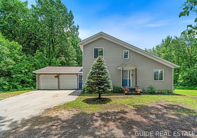 Homes for sale in Allendale, MI | 5218 Fillmore St, Allendale, MI 49401 | MLS# 70538461