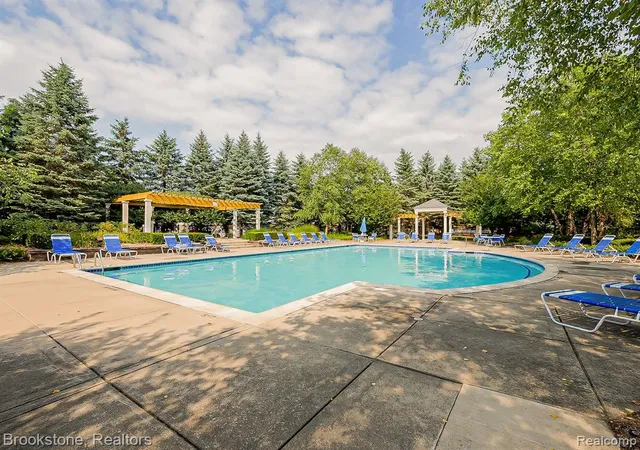 2nd image of 13203 Chesapeake Cir, Walled Lake, MI 48390