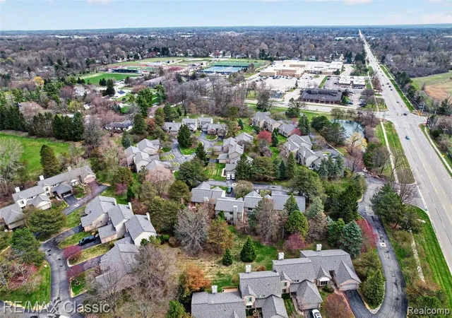 Listing Photo 2 - Condo for sale in building located at 29640 Vis Ct, Farmington Hills, MI 48331 - Unit #