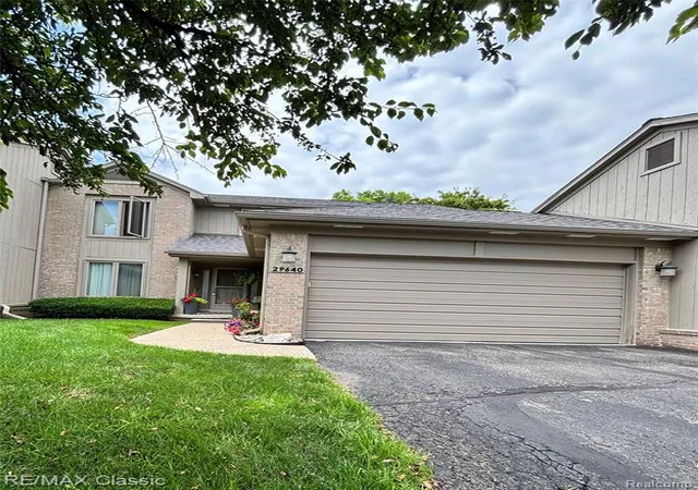 Listing Photo 3 - Condo for sale in building located at 29640 Vis Ct, Farmington Hills, MI 48331