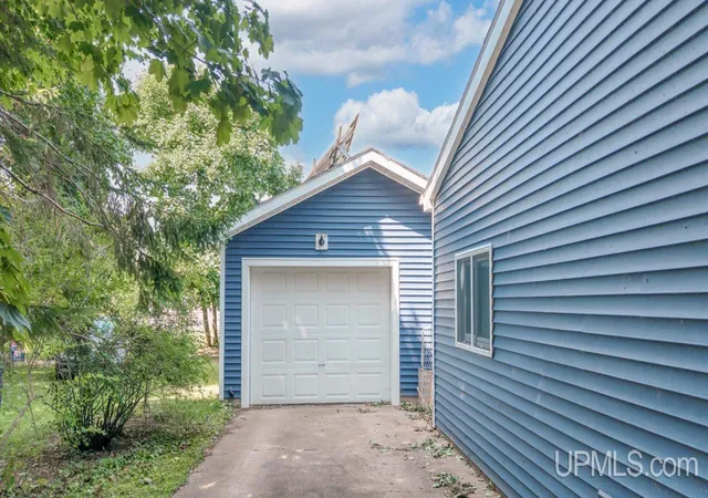 Photo 2 of Single family home for sale at 804 S 18th Street, Escanaba, MI 49829 | MLS# 50216297 | Listing updated on 2026-08-04