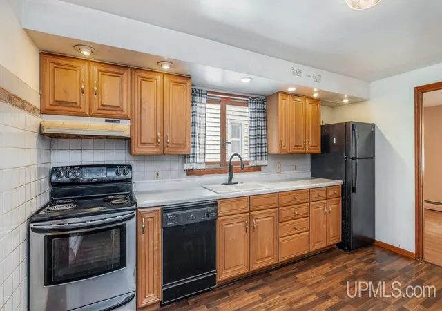 Photo 4 of Single family home for sale at 804 S 18th Street, Escanaba, MI 49829 | MLS# 50216297 | Listing updated on 2026-08-04