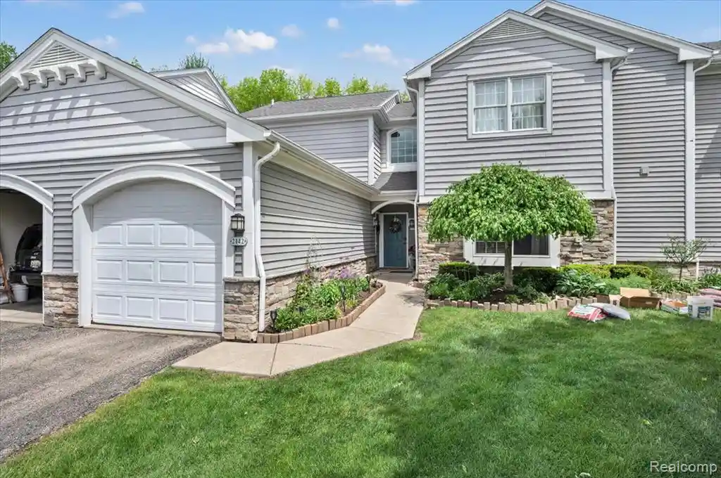 Listing Photo 1 - Condo for sale in 2142 Carriage Hl Cir located at 2142 Carriage Hl Cir, Lapeer, MI 48446 - Unit 2142 Carriage Hl Cir