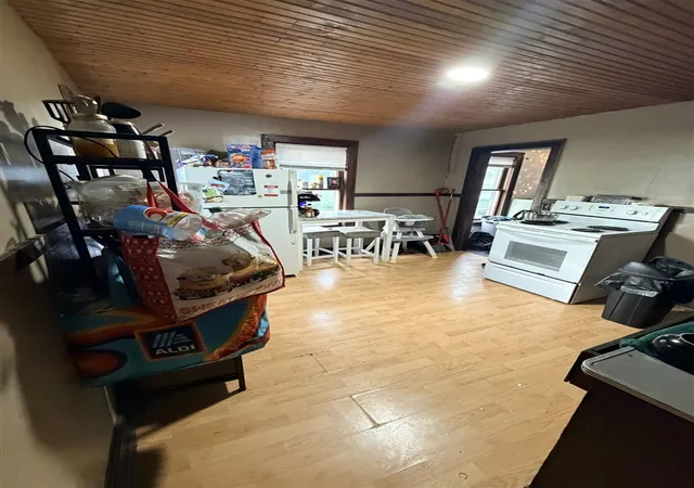 Listing Photo 5 - Condo for sale in building located at 1607 Elwood St, Muskegon, MI 49442-5873