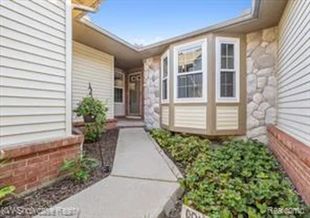 Homes for sale in Ypsilanti, MI | 1873 N Kenwyck Dr, Ypsilanti, MI 48198 | MLS# 61009288