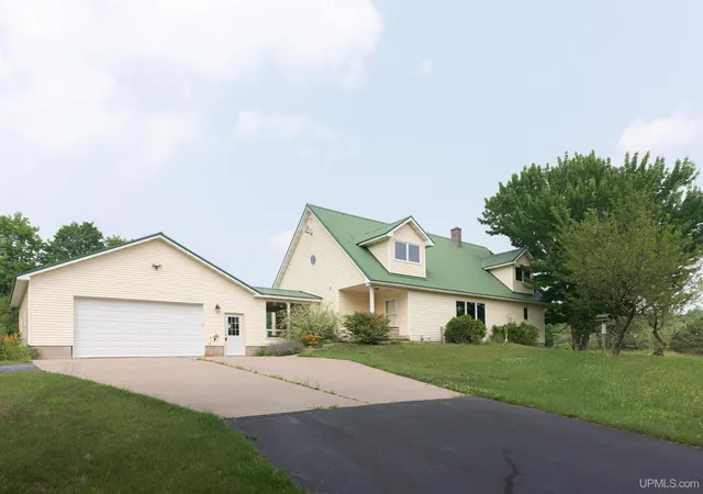 Photo 2 of Single family home for sale at E9328 Lehnen Rd, Munising, MI 49862 | MLS# 50216328 | Listing updated on 2026-07-28