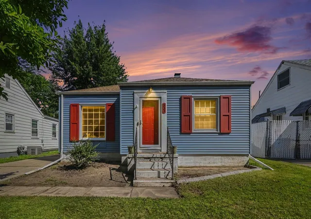 3rd image of 533 N Dexter Dr, Lansing, MI 48910 | MLS# 70544812