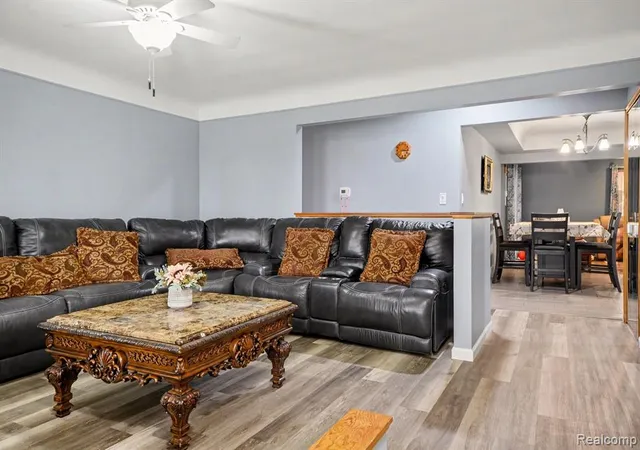 4th image of 32343 Cambridge Dr, Warren, MI 48093 | MLS# 60994877
