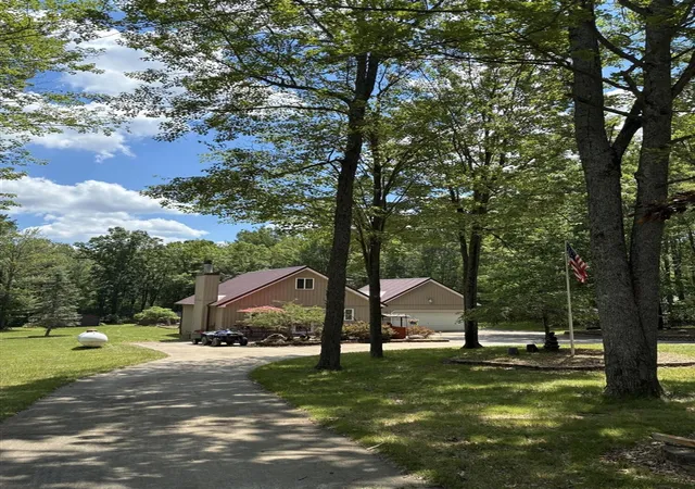 2nd image of 108 Deerwood Ct, Roscommon, MI 48653 | MLS# 70501422