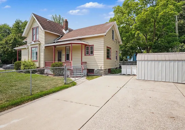 Photo 4 of Single family home for sale at 2023 4th Street, Bay City, MI 48708 | MLS# 50218258 | Listing updated on 2026-09-02