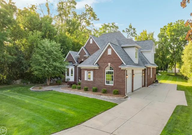Photo 3 of Single Family Residence at 53 Evaline Dr, Troy, MI 48085 | MLS# 50213789 |  | Sold on 2026-08-05