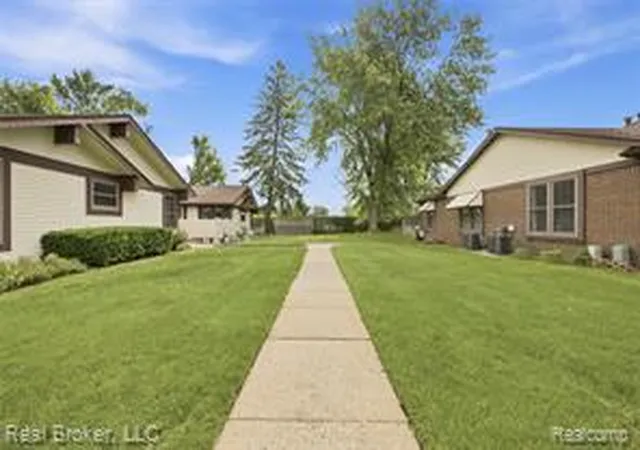 Homes for sale in Plymouth, MI | 40424 Newport Drive, Plymouth, MI 48170 | Houzeo