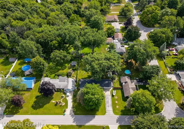 2nd image of 2546 Oakwood Dr, Port Huron, MI 48060 | MLS# 61023018