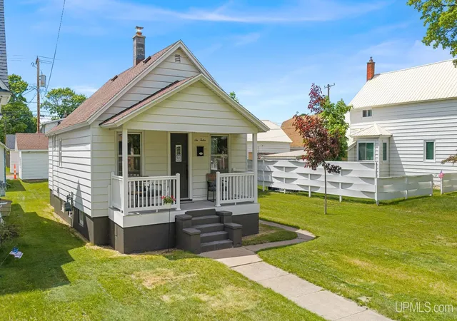 Homes for sale in Escanaba, MI | 612 S 15th St, Escanaba, MI 49829 | MLS# 50212994