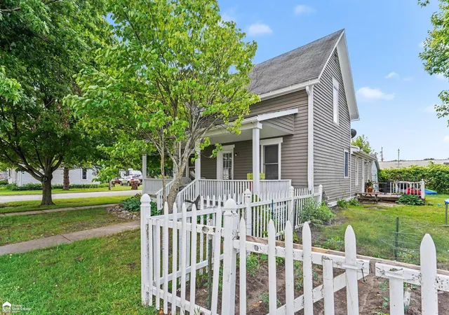 Homes for sale in Chesaning, MI | 703 Brady St, Chesaning, MI 48616 | MLS# 50211741