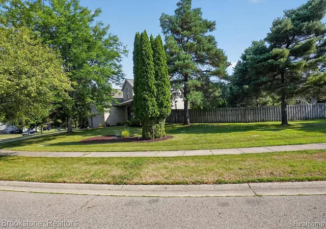 Photo 4 of Sale Pending at 13071 Sherrington Dr, De Witt, MI 48820 | MLS# 61018187 | Listing updated on 2026-08-22