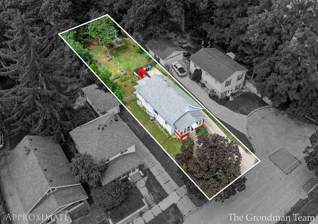 Photo 3 of Sale Pending at 513 Spring Ave, Grand Rapids, MI 49503 | MLS# 70553523 | Listing updated on 2026-08-21