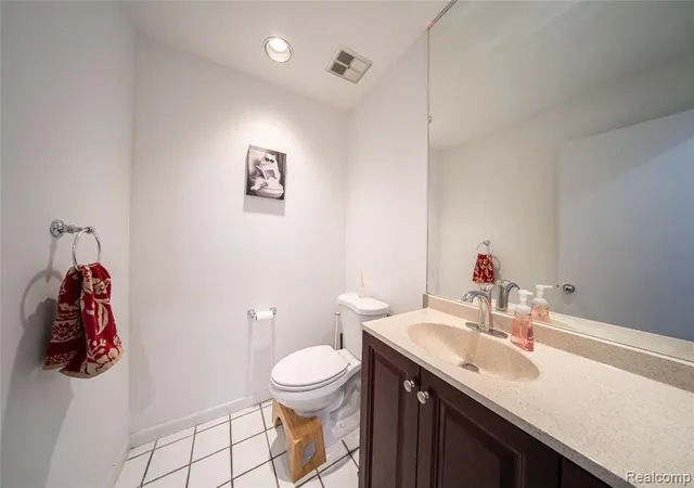 17th image of 5590 Hillcrest Cir, West Bloomfield, MI 48322 1257 | MLS# 61024048