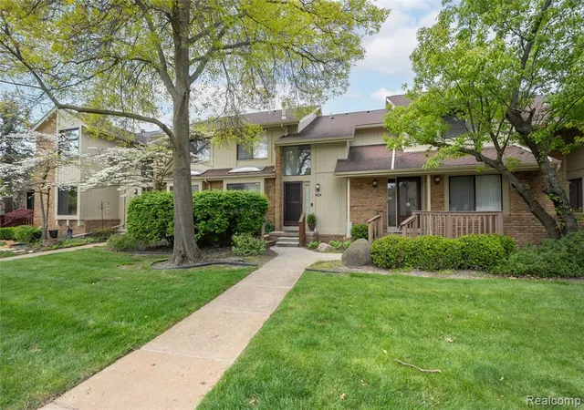 2nd image of 5590 Hillcrest Cir, West Bloomfield, MI 48322 1257 | MLS# 61024048