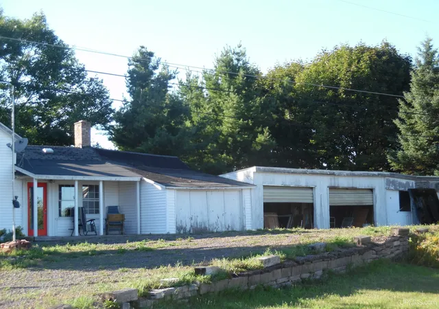 Photo 2 of Single family home for sale at 25828 Lake Linden Ave, Calumet, MI 49913 | MLS# 50210463 | Listing updated on 2026-08-28