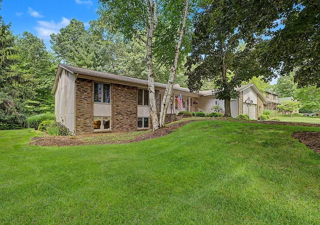 Photo 3 of Sale Pending at 6680 Gleneagles Dr, Grand Rapids, MI 49546 | MLS# 70544424 | Listing updated on 2026-07-14