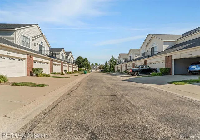 3rd image of 6104 Jasmine Dr, Walled Lake, MI 48390 | MLS# 61023049