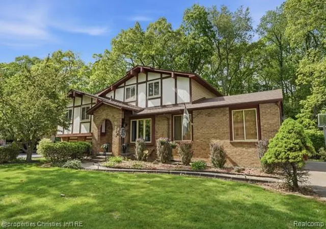 Photo 2 of Single Family Residence at 6884 Aeroview St, West Bloomfield, MI 48324 | MLS# 61000691 | | Sold on 2026-07-13