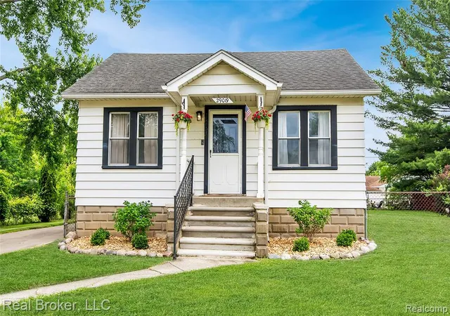 Homes for sale in Garden City, MI | 29019 Birchlawn St, Garden City, MI 48135 | MLS# 61000763