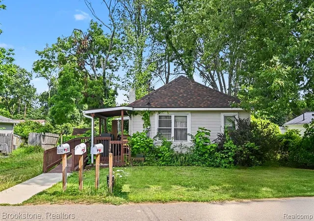 Photo 2 of Single family home for sale at 808 Emmett Ave, Jackson, MI 49203 5906 | MLS# 61014598 | Listing updated on 2026-09-14