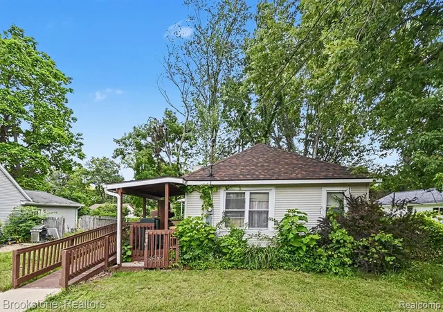 Photo 3 of Single family home for sale at 808 Emmett Ave, Jackson, MI 49203 5906 | MLS# 61014598 | Listing updated on 2026-09-14