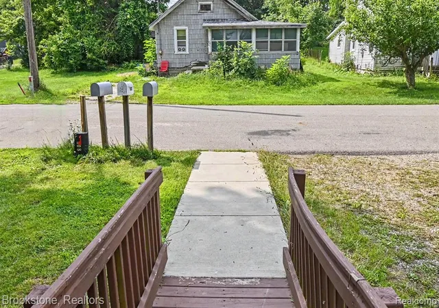 Photo 3 of Single family home for sale at 808 Emmett Ave, Jackson, MI 49203 5906 | MLS# 61014598 | Listing updated on 2026-09-14